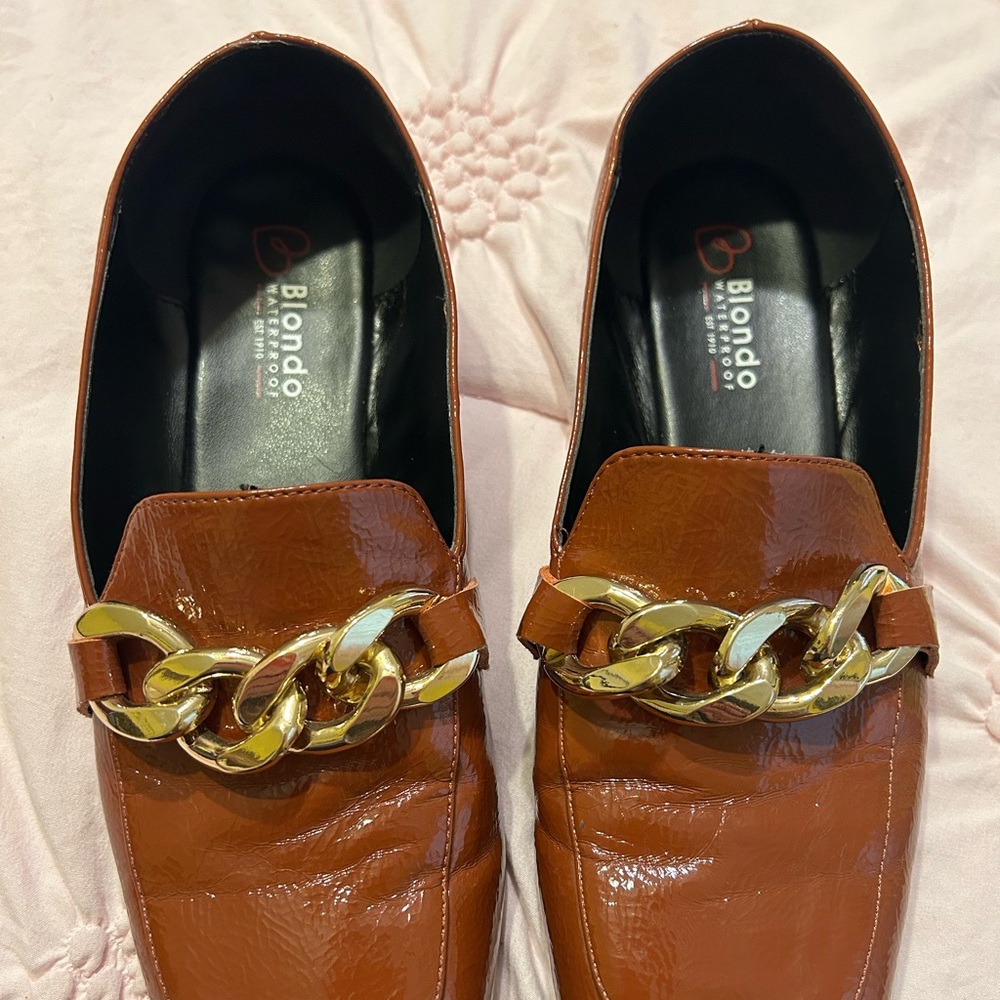 Blondo Loafers Womens Size  8.5 Brown Slip On Waterproof Block Heel Chain Detail